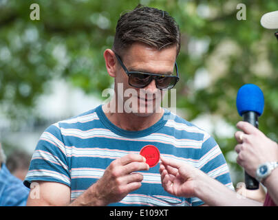 London, UK. 18.05.2014. Scott Maslen, der Schauspieler, Jack Branning in der UK-Seifenoper Eastenders während der Primrose Hill Festival Holdingg eine Richter-Abzeichen spielt. Malsen war der Richter in das Festival Hundeausstellung. Stockfoto