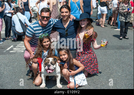 London, UK. 18.05.2014. Scott Maslen, der Schauspieler, Jack Branning in Primrose Hill Festival in der UK-Seifenoper Eastenders spielt. Malsen war der Richter in das Festival Hundeausstellung. Hier stellt Maslen mit dem Sieger, Nelson, der 4 Jahre alte britische Bulldoggen und seiner Familie. Stockfoto