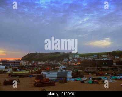 Hastings, East Sussex, UK... 20. Mai 2014..Clouds kurz nach Sonnenuntergang machen eine schöne Szene über Hastings Fischen Fleet.David Grat/Alamy Live News Stockfoto