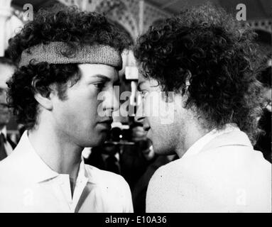 Tennisspieler John McEnroe mit Wachsfigur Stockfoto