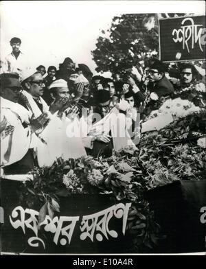 22. Februar 1972 - zeigt Foto Scheich Mujibur Rahman, die Bangladesch Ministerpräsident mit seinem Kabinett beten am Grab der Märtyrer '' Barkat'' On Märtyrer Day, Feb 21 in Dacca. Stockfoto