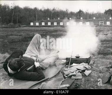 April 04, 1970 - Muzzieloaders Klänge erinnern an vergangene Schlachten.: 'Veteranen'' der Krimkrieg und die Indische Meuterei waren ist Aktion gestern wieder - auf die trostlosen Sibirien Sortiment von Bisley, Surrey. Der Anlass war das Crimen Medaille Schießen der Muzzleoaders Vereinigung von Großbritannien. Foto zeigt Unter den 60 teilnehmenden Mitglieder Herr Tan Dividson war, von Croydon, mit seiner 1870 John Rigby entsprechen 0.451 Kaliber Gewehr. Er verwendet die favorisierte Position zu Feuer die &Pound;300 gun mit original 8. bis 1.000 Yd Genauigkeit zu erhalten. Stockfoto