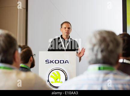 Unabhängige effiziente Fahrlehrer Axel Laven spricht bei seinem Vortrag am Anfang von der internationalen Presse-Präsentation des neuen SKODA Octavia G-TEC mit CNG-Antrieb in Amsterdam, Niederlande, 19. Mai 2014. (CTK Foto/Martin Sterba) Stockfoto