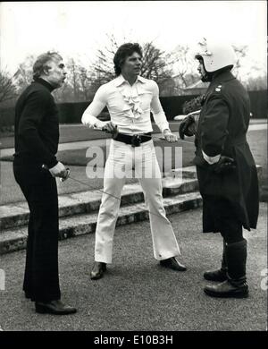 29. Februar 1972 - Duell im Regent? s Park? Schauspieler-Sänger Jess Conrad forderte Schauspieler Larry Taylor zu einem Fechten Duell Montag im Regent stattfand? s Park. Die Herausforderung entstand einen Streit um den Besitz des Kfz-Kennzeichen JC21 zu begleichen. Der unvermeidliche Polizist aufgedreht und die hielt das Duell. Keystone-Fotoshows: Ein Polizist hat ein Wort mit der Duellanten Larry Taylor (links) und Jess Conrad, nach dem Absetzen des Duells im Regent? s Park heute. H/Keystone Stockfoto