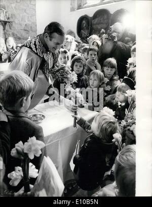 3. März 1972 - Mothering Sunday Service: The Reverend John Nicholls, die Königin Kaplan, den Tower of London, Übergabe Mitglieder seiner Gemeinde Token des Frühlings und Mothering Sunday die sie nach Hause nach einem Gottesdienst zum Gedenken an eine tausend Jahre alte Sitte in der Chapel Royal St. Peter Ad Vincula gestern stattfand. Stockfoto