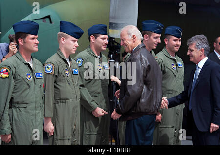 US-Vizepräsident Joe Biden trifft US Air Force Piloten die 37th Airlift Squadron und der 86. Aircraft Maintenance Squadron 20. Mai 2014 in Bukarest, Rumänien. Biden ist in Rumänien, Verbündete des amerikanischen Engagements in der Region zu beruhigen. Stockfoto