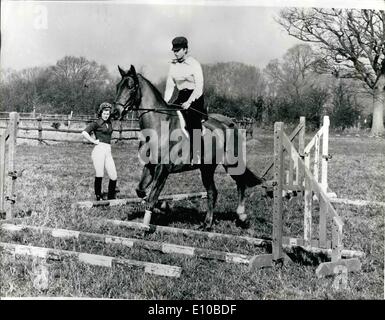 3. März 1972 - Prinzessin Anne Schulbildung ihrer Pferde In Vorbereitung auf die harte Saison Ahead: Prinzessin Anne, die Royal show - Jumper, bereitete für die kommende Saison, wenn sie ihre Pferde gestern unter der Leitung von Frau Alison Cliver, Ehefrau von der internationalen Springreiter, Alan Oliver in ihrem Reitstall in der Nähe von Windsor Schulbildung war. Foto zeigt: Unter den wachsamen Augen von Frau Alison Oliver ist Prinzessin Anne gesehen Schulen ihr Pferd '' Wams '' auf dem Reitstall gestern. Stockfoto