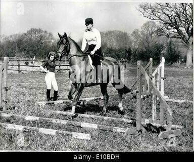 3. März 1972 - Prinzessin Anne Schulbildung ihrer Pferde In Vorbereitung auf die harte Saison Ahead: Prinzessin Anne, die Royal show - Jumper, bereitete für die kommende Saison, wenn sie ihre Pferde gestern unter der Leitung von Frau Alison Cliver, Ehefrau von der internationalen Springreiter, Alan Oliver in ihrem Reitstall in der Nähe von Windsor Schulbildung war. Foto zeigt: Unter den wachsamen Augen von Frau Alison Oliver ist Prinzessin Anne gesehen Schulen ihr Pferd '' Wams '' auf dem Reitstall gestern. Stockfoto