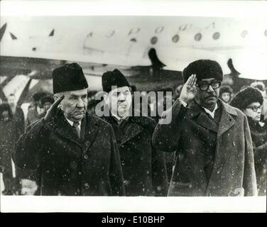 3. März 1972 - MUJIBUR RAHMAN IN Moskau Scheich MUJIBUR RAHMAN... der Ministerpräsident von Bangladesch (rechts), abgebildet bei seiner Ankunft in Moskau letzte Woche von Dacca an fünf Tagen Staatsbesuch auf linken Seite Mr KOSYGIN, der sowjetische Ministerpräsident ist, ihn begrüßte. Stockfoto