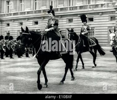 3. Juni 1972 - Trooping die Farbe Zeremonie auf Pferd schützt Parade: die Königin besuchte heute die Trooping die Farbe Zeremonie auf dem Pferd-Guards Parade, Whitehall, anlässlich der offiziellen Geburtstag. Eine Schweigeminute wurde als ein "Akt des Gedenkens '' für den Herzog von Windsor beobachtet. Foto zeigt die Königin ausfüllen Buckinghampalast auf dem Weg zur Horse Guards Parade für die heutige Feierstunde, gefolgt von der Duke of Edinburgh fährt. Stockfoto