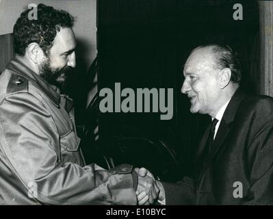 6. Juni 1972 - Castro in Ungarn: Ankunft in Budapest zu einem offiziellen Besuch nach Ungarn, Dr. Fidel Castro, kubanischer Ministerpräsident, wird von Janos Kadar, ungarische kommunistische Parteiführer, auf denen er für Diskussionen, in dessen Büro nannte begrüßt. Stockfoto