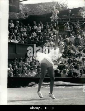 6. Juni 1972 - The Wightman Cup-Turnier in Wimbledon: Amerikas Chirs Evert in Aktion in ihrem Match gegen Großbritanniens Frau Joyce Williams in Wimbledon heute gesehen. Stockfoto