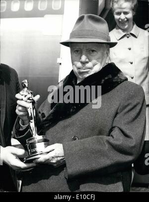 4. April 1972 - Charlie Chaplin zurück aus Amerika mit seinen Oscar. Charlie Chaplin, der einen Ehren-Oscar in Hollywood während seines Besuchs in Amerika zum ersten Mal seit zwanzig Jahren erhielt, kam in London am Flughafen. Keystone-Fotoshows: - Charlie Chaplin hält den Oscar er in Hollywood - bei der Ankunft am Flughafen London erhielt. Stockfoto