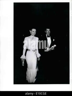 4. April 1972 - Mr & Frau Wyatt Cooper (Gloria Vanderbilt) auf den Gruß an Charlie Chaplin am Philharmonie, N.Y., 4. April 1972 Stockfoto