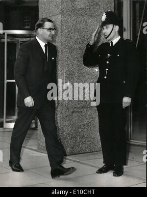 4. April 1972 - Scotland Yard neuer Chief übernimmt: Foto zeigt Herr Robert Mark kommen im New Scotland Yard heute, um seine Tätigkeit als neuer Kommissar der Metropolitan Police aufnehmen. Er tritt die Nachfolge Sir John Waldron. Stockfoto