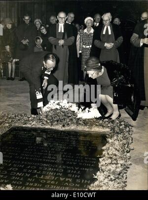 4. April 1972 - Königin Juliana in der Westminster Abbey: Königin Juliana der Niederlande, die mit Prinz Bernhard hier zum Staatsbesuch sind, gestern ging zur Westminster Abbey, wo sie einen Kranz am Grab des unbekannten Kriegers legte. Das Foto zeigt Königin Juliana mit Prinz Bernhard Platzierung einen Kranz am Grab des unbekannten Kriegers in der Westminster Abbey gestern. Stockfoto