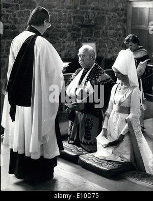 7. Juli 1972 - ein Hauch von Merrie England. Max Diamond aufgedreht in voller Montur Ritterspiele für seine Hochzeit mit Miss Joan Warze Harris. Der Ritter dachte, er hätte von der Hochzeit zu nennen, wie er in einem Turnier auf dem Tower of London den Arm gebrochen hatte. Aber, wie die Ritter des alten, Max kam in gute Zeit aus dem Krankenhaus, seine Dame in Not zu retten. Foto zeigt: Beide tragen mittelalterlichen Kleid, Braut und Bräutigam sind abgebildet, während der Zeremonie. Stockfoto