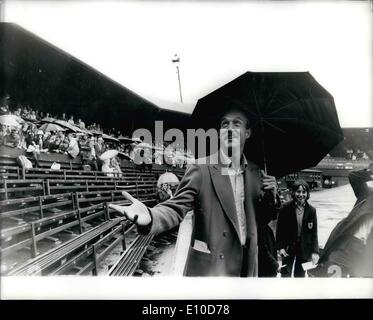 7. Juli 1972 - The Mens Tennis-Finale in Wimbledon ausgewaschen durch Starkregen. Das Foto zeigt Stan Smith, die ich Nastase im Herreneinzel Finale, spielt jetzt bis morgen lächelt wehmütig an den Regen auf dem Centrecourt heute ausgewaschen. Stockfoto