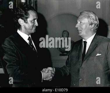 7. Juli 1972 - spanische Außenminister Meets Mr. Heath: Phot zeigt Spaniens Außenminister, Senor Gregogio Lopez-Bravo schüttelt Hände mit dem britischen Premierminister Edward Heath gestern traf sie bei Nr. 10 Downing Street. Stockfoto