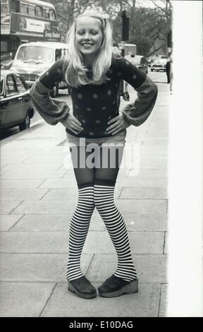 20. April 1972 - Strickmode Gruppenausstellung. Foto zeigt Modell Viki Wise trägt einen Pullover mit gerafften Ärmeln und blaue Sport von poetischen, Hotpants und blaue und weiße Socken bei heutigen Strickmode Group show im Grosvenor House statt. Stockfoto