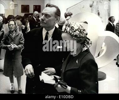 28. April 1972 - 28. April 1972-Vernissage-Tag an der Royal Academy Sommerausstellung im Burlington House. Foto zeigt: Herr Enoch Powell, M.P. Bild mit seiner Frau während der Vernissage an der Royal Academy. Stockfoto