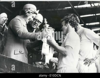 5. Mai 1972 - Leeds United gewinnen The FA Cup für The First Time: Leeds United gewann heute die Football Association Cup zum ersten Mal, wenn sie das Arsenal im Wembley-Stadion heute 1: 0 schlagen. Das Foto zeigt. Queen Elizabeth den FA-Cup Billy Bremner, der Leeds United Kapitän im Wembley-Stadion heute zu präsentieren. Stockfoto