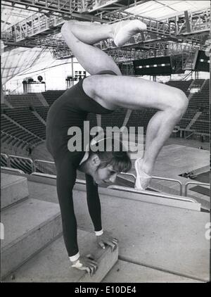 7. Juli 1972 - Ingrid Santer Züge im olympischen Sport Halle.: die 16-jährige Turnerin Ingrid Santer getestet Indoor Sports Olympiahalle in München die sie in den Himmel gelobt. Sie ist eine der besten der deutschen Mannschaft und zur Teilnahme an den Olympischen Spielen, in ihrem Hause zerrissenen München sehr zufrieden. Aber kommt vor, dass sie haben, um am Tag deutschen Gymnastik teilnehmen, die an der gleichen Stelle am 22. Juli und 23. stattfinden wird und die als Olympia-Test-Event geht, Stockfoto