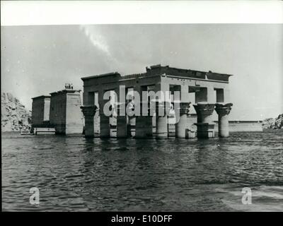 7. Juli 1972 - Tempel zu retten. Arbeiten Sie an der Bergung von den berühmten Philae Tempel in Assuan (Oberägypten). begonnen hat es ist eine gigantische Arbeit ähnlich wie die Bergung des Tempels von Abu Simbel. Gesponsert von der UNESCO, haben zwanzig Staaten beigetragen, bei der Finanzierung der Bergung. Gesamtkosten werden auf 13,5 Millionen Dollar geschätzt, und die Arbeit dauert fünf Jahre in Anspruch. Foto zeigt die Ansicht des Philse Tempels vor der Bergung. Stockfoto