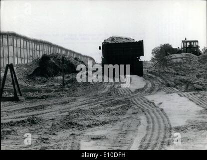 7. Juli 1972 - der Bau der An Ansatz Road, The Exklave Berlin, Steinstloken, gestartet wurde: Das Volk der Steinstloken Exklave Berlin, müssen weiterhin mit der '' Wand '' Leben, aber zumindest eine 20 m breite Zufahrt wird zwischen West-Berlin und der DDR, die durch den Austausch des Territoriums ist gebaut werden. Bis jetzt konnte das Gebiet nur durch eine kleine Straße erreicht werden, die noch in Gebrauch sein wird, bis der neue Ansatz bereit ist. Stockfoto