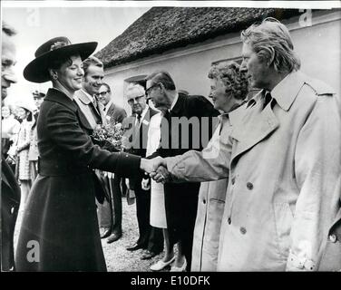 Jan. 07, 1972 - amerikanische Unabhängigkeit gefeiert in Jütland.: Seit 1912, dem amerikanischen Unabhängigkeitstag feierte in den Hügeln bei Reb, in Jütland, und in dieser Zeit viele berühmte Amerikaner, einschließlich Richard Nixen wurde, Reden gehalten haben. In diesem Jahr, die Rede war von Danny Kaye, der berühmte Entertainer, für seine Vorliebe für Kinder und der Menschheit bekannt gemacht. Königin Margarethe und Prinz Henrik von Dänemark nahmen an der Feier. Foto zeigt die Königin Margarethe und Prinz Henrik gesehen Gruß Danny Kaye, (rechts), am Unabhängigkeitstag in Rebild, Jütland. Stockfoto