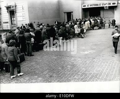 7. Juli 1972 - fliehen Flüchtlinge von Nordirland Gewalt. Auf der Flucht vor Gewalt in Nordirland etwa 5.000 Frauen, Kinder und ältere Männer, war in der irischen Republik von gestern angekommen. Foto zeigt: - die Szene zeigt die große Warteschlange außerhalb der Great Victoria Street Station, Belfast, während sie darauf warten, südlich der Grenze zu fahren. Stockfoto