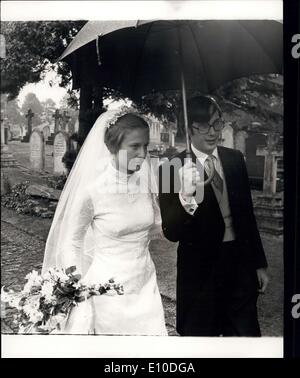 8. Juli 1972 - Prinz Richard von Gloucester heiratet: die Hochzeit fand heute Nachmittag von Prinz Richard der 27-jährige der Herzog und Herzogin von Gloucester, Miss Birgitte van Deurs, eine Dänisch-Sekretärin in der Tiny-Dorfkirche in Barnwell, Northants. Foto zeigt Prinz Richard gesehen verlassen der Kirche mit seiner Braut nach der Hochzeit heute. Stockfoto