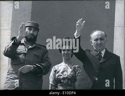 5. Mai 1972 - auf der Tribüne des Mausoleums Georgi Dimitrov in Sofia während der Prozession zu Ehren der Tag der slawischen Schrift, bulgarische Kultur und Presse. Foto zeigt Fidel Castro, Premierminister der Revolutionsregierung und erster Sekretär des ZK der kubanischen kommunistischen Partei, Dolmetscher; Todor Zhivkov, erster Sekretär des ZK der BCP und Vorsitzender od der staatlichen Rat des bulgarischen. Stockfoto