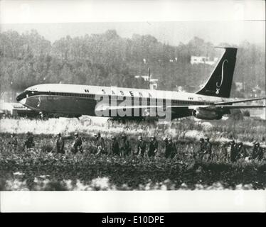 5. Mai 1972 - zwei entführte Boeing erschossen: alle 100 Passagiere auf den Hallo aufgebockt Boeing 707 der Sabena Airliner sind sicher, nachdem zwei der Entführer tot heute - erschossen worden und zwei weitere verletzt. Der Jet wurde letzte Nacht von vier Araber, bewaffnet mit Pistolen und Granaten, nach dem Ausscheiden aus Wien, beschlagnahmt ein Zwischenstopp auf einem Flug von Brüssel nach Tel Aviv. Foto zeigt dieses Bild nur per Funk, zeigt Soldaten rund um die entführten Flugzeuge am Flughafen Lod, Tel Aviv erhalten. Stockfoto