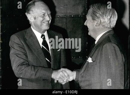 5. Mai 1972 - sieht amerikanischen Außenminister der Premierminister in der Downing Street Nr. 10. Foto zeigt Mr. William Rogers, US-Außenminister (links) begrüßte Herr Edward Heath, der Premierminister, bei Non. 10 Downing Street. Mr. Rogers ist auf Europa-Tournee vor Präsident Nixons Gipfel treffen mit sowjetischen Führer noch in diesem Monat. Länder, die in der Tour enthalten sind Frankreich, Deutschland, Italien, Belgien, Luxemburg und Island. Stockfoto