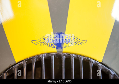 Ein Morgan-Abzeichen auf der Motorhaube eines Autos bei Morgan Motors Autofabrik Stockfoto