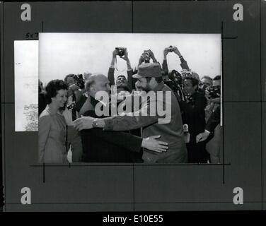 5. Mai 1972 - die kubanische Partei und Regierung Delegation unter Leitung von Major Fidel Castro, Premierminister der Revolutionsregierung und erster Sekretär der kubanischen kommunistischen Partei in Sofia angekommen. Das Foto zeigt Tedor Zhivkov, erster Sekretär des Zentralkomitees der Staat Bulgarien umfasst Major Fidel Castro bei seiner Ankunft am Flughafen Sofia. Stockfoto