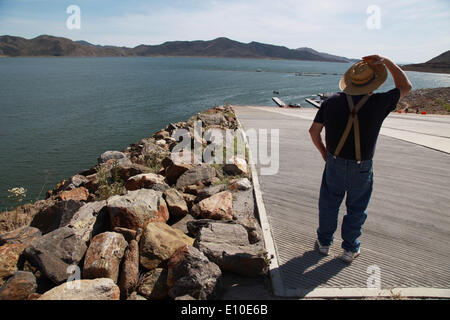 18. Mai 2014 - Hemet, Kalifornien, USA - A Bootsfahrer schaut den aktuellen niedrigen Wasserstand. Diamond Valley Lake, riesigen regionalen Reservoir im Riverside County wurde genannt "Jewel" of Southern California in Sachen Sportschifffahrt und Baß-Fischen. Aber das Juwel wurde getrübt, durch die Wasser leiden greifen Southern California. Der Wasserstand in den 4.500 Hektar großen See in der Nähe von Hemet ist nach unten um 50 %. Diamond Valley Lake Reservoir hält 195 Milliarden Gallonen Wasser und bietet ein Sicherheitsnetz Südkalifornien während Dürre. 100 Prozent der California ist jetzt in den drei schlimmsten Hirsch Stockfoto