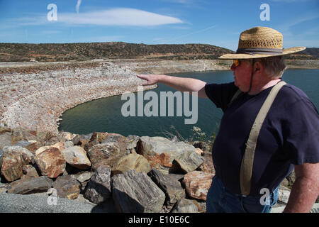 18. Mai 2014 - Hemet, Kalifornien, USA - A Bootsfahrer schaut den aktuellen niedrigen Wasserstand. Diamond Valley Lake, riesigen regionalen Reservoir im Riverside County wurde genannt "Jewel" of Southern California in Sachen Sportschifffahrt und Baß-Fischen. Aber das Juwel wurde getrübt, durch die Wasser leiden greifen Southern California. Der Wasserstand in den 4.500 Hektar großen See in der Nähe von Hemet ist nach unten um 50 %. Diamond Valley Lake Reservoir hält 195 Milliarden Gallonen Wasser und bietet ein Sicherheitsnetz Südkalifornien während Dürre. 100 Prozent der California ist jetzt in den drei schlimmsten Hirsch Stockfoto