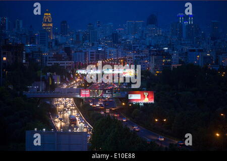 20. Mai 2014 - Teheran - eine Ansicht von Nord-Teheran bei Sonnenuntergang aus dem Wasser und Feuer Park. (Kredit-Bild: © Morteza Nikoubazl/ZUMA Wire/ZUMAPRESS.com) Stockfoto