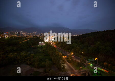 20. Mai 2014 - Teheran - eine Ansicht von Nord-Teheran bei Sonnenuntergang aus dem Wasser und Feuer Park. (Kredit-Bild: © Morteza Nikoubazl/ZUMA Wire/ZUMAPRESS.com) Stockfoto