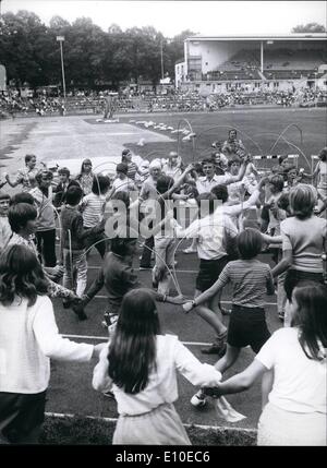 8. August 1972 - Kinder Proben für ihre Olympische Leistung... im Münchner '' Dantestadion'' (Bild). Während der Eröffnungsfeier der Olympischen Spiele zeigen 2.400 jungen und Mädchen aus Münchner Grundschulen '' Spiel mit Reifen ''. Es schien schwierig zuerst, diese Zahl von Kindern - zu bekommen, obwohl es nicht viel für eine Stadt wie München-wie die Kostüme von den Eltern bezahlt werden musste, aber inzwischen genügend Väter und Mütter zu '' Opfer '' DM 16.000 für die Kinder gefunden wurden '' Olympia Kostüm " Stockfoto