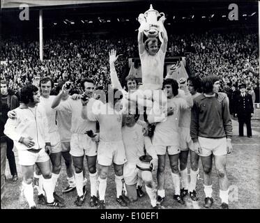 6. Mai 1972 - Leeds United gewinnen den FA-Cup im Wembley-Stadion. Das Foto zeigt Leeds United Kapitän, Billy Bremner, sitzen auf den Schultern von seinen Teamkollegen, da er die Football Association Cup an die Leeds-Fans nach ihrem 1: 0-Sieg gegen Arsenal im Wembley-Stadion heute zeigt. Stockfoto