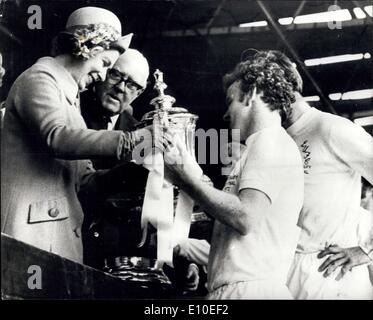 6. Mai 1972 - Leeds United gewinnen The FA Cup für The First Time: Leeds United heute Football Association Cup zum ersten Mal, wann sie am besten des Arsenals im Wembley-Stadion heute 1: 0, gewonnen. Das Foto zeigt Königin Elizabeth das FA-Cup Billy Bremner, der Leeds United Kapitän im Wembley-Stadion heute zu präsentieren. Stockfoto