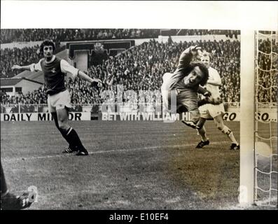 6. Mai 1972 - Leeds United gewinnen The FA Cup für das erste Mal: Leeds United gewinnen The FA Cup für sehr zum erstenmal, wenn sie Arsenal 1-0 schlagen. Foto zeigt Geoff Barnett, der Arsenal-Torwart taucht in das Ziel vergeblich als die Header von Alan Clarke von Leeds (im Bild) betritt, das Netz für das einzige Spiel des Spiels. Auf der rechten Seite ist Billy Brenner, der Kapitän führt und auf der linken Seite ist Frank McLintock, der Arsenal-Kapitän. Stockfoto