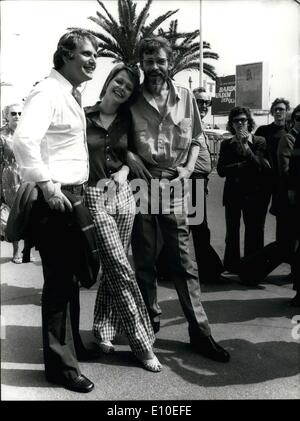 7. Mai 1972 - gehen Direktor Peter Medak mit seinen Schauspielern Carolyn Seymour und Peter O'Toole der La Croisette in Cannes. England den Film '' The Ruling Class'' auf den Filmfestspielen von Cannes vorgestellt. Stockfoto