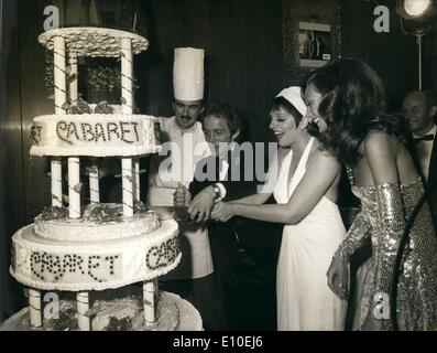 Sept. 09, 1972 - '' Kabarett '' Stars Liza Minelli, Joel Grey und Marisa Berenson gelten hier ihre festliche Kuchen schneiden. Jacques Esterel-Modelle vorhanden '' Boreale'' & '' Australe'' Designs Stockfoto