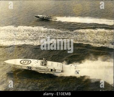 8. August 1972 - Italienisch gewinnt der Daily Telegraph und B.P. International Power Boat Race. Carlo Bonomi Italien, fuhr seine 1.000 PS Aeromarine IX zu einem spannenden Sieg im Daily Telegraph und B.P. International Powerboat Rennen in Poole, Dorset, gestern, mit einer durchschnittlichen Geschwindigkeit von 59,05 Knoten. He Baet aus starken Herausforderungen von den britischen Konkurrenten besetzten die nächsten sechs Plätze im Rahmen der 151 nautische Meile. Foto zeigt: Mit Drosseln breit öffnen Aeromarine IX (Vordergrund) angetrieben von Carlo Bonomi, Italiens und der amerikanischen Boot Fino, angetrieben von Bobby Rautbord, roar in Richtung Poole Bay Stockfoto