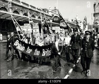 24. August 1972 - März Smithfield Träger im Protest über asiatische Einwanderer: Plakate aus Londons Smithfield Fleischmarkt heute nahmen Teil an einer Demonstration an das Home Office, aus Protest gegen die Entscheidung zu akzeptieren, die Asiaten Ankündigung um Uganda durch General Amin zu beenden. Sie sagen ihren Protest gegen Menschen in jeder Farbe, die in Großbritannien und mit Wohnungen und Arbeitsplätzen vorgesehen, wenn die Arbeitslosigkeit und Gehäuse Situation ist bereits kritisch. Bild zeigt: Träger gesehen Smithfield Market zum Jahresbeginn ihren Marsch heute verlassen. Stockfoto