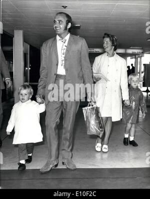 Sept. 09, 1972 - eine Mutter und ihre beiden Söhne kamen in Heathrow vor dem Terror in Uganda: Mrs R.F. Stanley und ihre beiden Söhne Andrew, 4, und Robert, 2, die mehrere Europäer waren, vor allem Briten, wurden aufgerundet auf Befehl von Präsident Amin in Uganda, und zu Kampala zentrale Polizeistation gebracht, kam zurück in dieses Land mit dem Flugzeug am Flughafen Heathrow heute nach den schrecklichen Erfahrungen. Foto-show Mrs Stanley und ihre beiden Söhne, Andrew, 4, und Robert 2, wird bei ihrer Ankunft am Flughafen Heathrow mit Mr J. Harris ein Freund der Familie, die mit ihnen von Entebbe gereist. Stockfoto